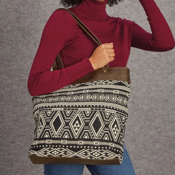 thirty-one Handbags - Thirty One Jewell‎ NWOT Black & White Rio Weave XL Reversible Tote 16"X14"X5"